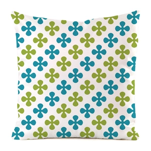 Détail d'une housse de coussin carrée en soie synthétique avec motifs de trèfle