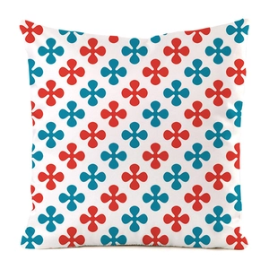 Détail de la housse de coussin en imitation soie aux motifs trèfles rouges et bleus sur blanc