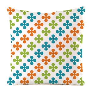 Détail de la housse de coussin carrée avec trèfles colorés sur tissu imitation soie blanc