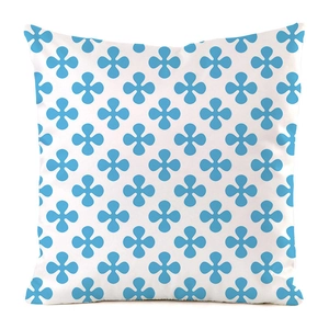 Détail du motif floral croisé géométrique bleu sur une housse de coussin en imitation soie