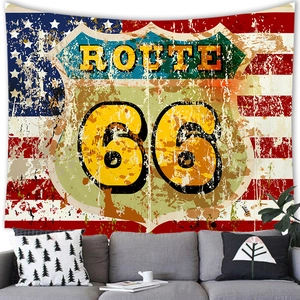 Arazzo vintage Route 66 con bandiera americana appeso in un soggiorno accogliente