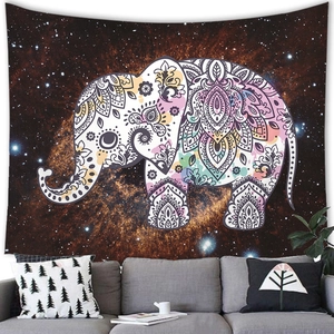 Tapisserie éléphant mandala avec ciel étoilé suspendue au-dessus d'un canapé de salon moderne
