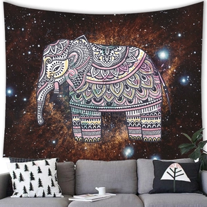 Tenture mandala éléphant avec ciel étoilé suspendue au-dessus d'un canapé gris de salon