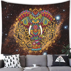 Détail d'une tapisserie éléphant mandala coloré avec un fond de galaxie étoilée