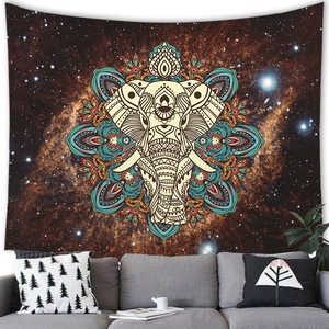 Détail d'une tenture éléphant mandala suspendue dans un salon de style moderne