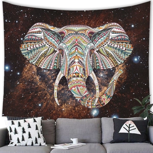 Vue détaillée d'une tapisserie mandala éléphant bohème au-dessus d'un canapé