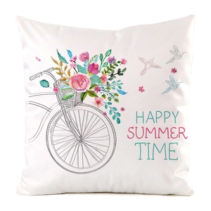 Détail de la taie d'oreiller blanche avec vélo vintage et imprimé floral estival