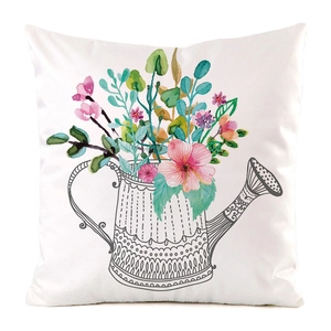 Détail du motif floral à l'aquarelle et arrosoir rétro sur la housse de coussin carrée