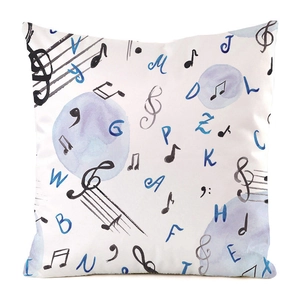 Gros plan de notes de musique et ballons colorés sur housse de coussin en soie artificielle