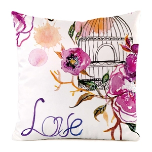 Détail de la housse de coussin en soie avec fleurs à l'aquarelle et texte Love