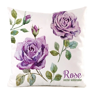 Gros plan sur l'imprimé aquarelle de roses violettes du coussin en satin blanc
