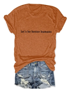 Detail van Let's Be Better Humans print op caramel oranje dames t-shirt met korte mouwen