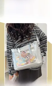 Détail du sac ita argenté avec poche transparente pour badges anime et sangles réglables