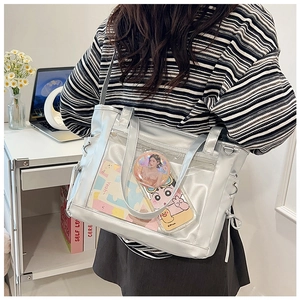 Sac fourre-tout argenté métallisé avec fenêtre transparente pour badges porté par un modèle