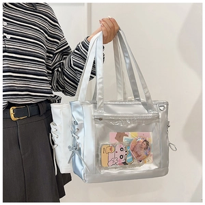 Gros plan du sac ita argenté métallisé avec fenêtre transparente et cordon latéral