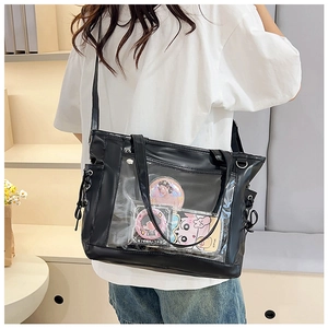 Détail du sac fourre-tout noir avec fenêtre PVC transparente et cordon de serrage
