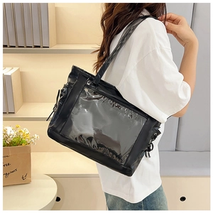 Détail du sac ita-bag noir avec fenêtre transparente en PVC et rubans sur le côté