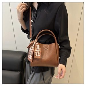 Borsa a secchiello in pelle PU marrone con logo e manico in seta a quadretti in scena lifestyle
