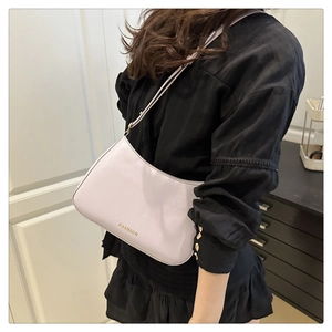 Gros plan du sac sous le bras lavande avec lettrage FASHION doré et boucle ajustable
