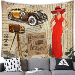 Détail d'une tapisserie vintage montrant une voiture classique et une caméra rétro