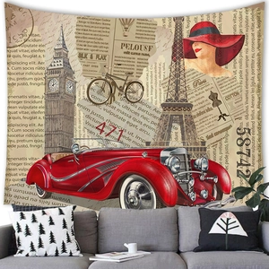 Détail de tapisserie vintage avec motifs Big Ben et Tour Eiffel sur un mur de salon moderne