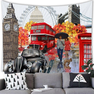Détail d'une tapisserie de Londres avec Big Ben et bus rouge sur un mur blanc pur
