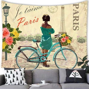 Détail de tapisserie vintage Paris avec fleurs et femme au-dessus d'un canapé