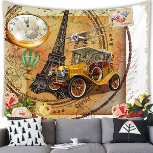 Détail d'une tapisserie vintage suspendue sur un canapé gris dans un salon rustique
