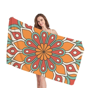 Ethno Mandala Strandtuch mit buntem geometrischem Muster, präsentiert von einem Model