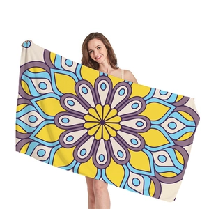 Ethno-Mandala-Strandtuch mit geometrischem Muster und böhmischem Blumendesign in bunten Farben