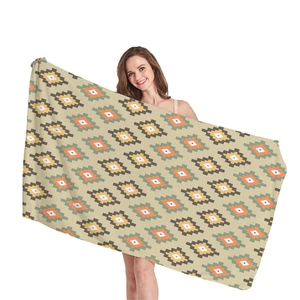 Ethno-Strandtuch mit geometrischem Muster aus dickem Stoff, präsentiert von Modell