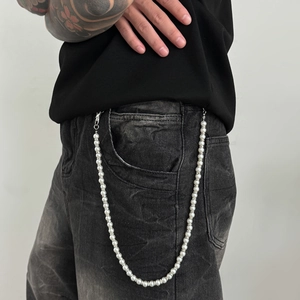 Chaîne de pantalon pour homme avec perles et strass sur un jean noir style streetwear