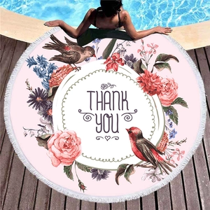 Rundes Strandtuch mit Aquarellblumen, weißen Quasten und Thank You-Druck für den Strandurlaub