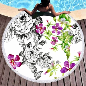 Rundes schnelltrocknendes Strandtuch mit Aquarellblumen und weißen Fransen am Saum
