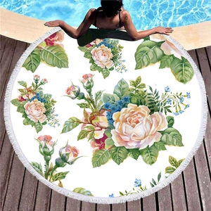 Rundes schnelltrocknendes Strandtuch mit Aquarellblumen und weißen Quasten am Saum