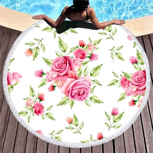 Rundes schnelltrocknendes Strandtuch mit Aquarellrosen, Blättern und weißen Fransen