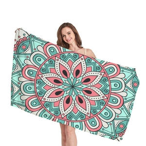 Telo mare Mandala con motivi geometrici corallo e turchese in stile bohémien