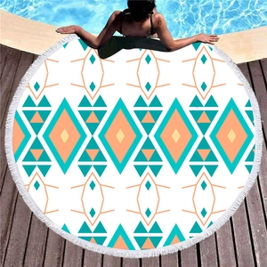 Dickes geometrisches Strandtuch mit Federmuster und weißen Fransen auf einem Pooldeck