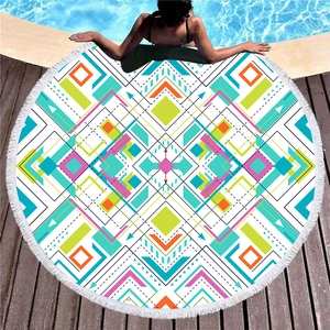 Buntes rundes Strandtuch mit geometrischem Muster und weißen Quasten am Pooldeck