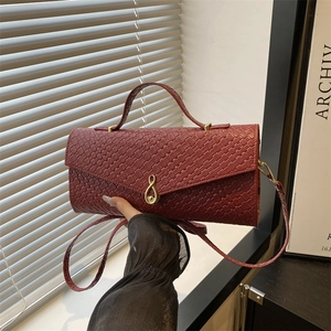 Sac à main en cuir tressé bordeaux avec fermoir doré et bandoulière amovible