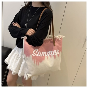 Detail van roze gradiënt canvas tote met franjes en Summer-tekstbedrukking
