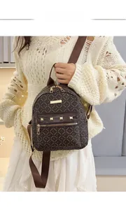 Détail du sac à dos marron vintage avec rivets dorés et bretelles en nylon souple