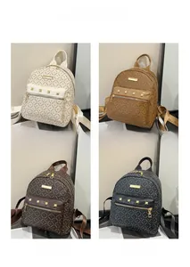Détails des sacs à dos à monogramme en beige, marron, café et noir avec rivets dorés
