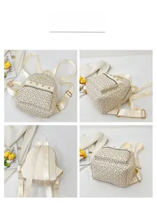 Vue détaillée sur quatre angles d'un sac à dos monogramme beige avec fermetures dorées