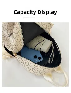 Vue de dessus d'un grand sac à dos en PU crème montrant l'espace intérieur généreux
