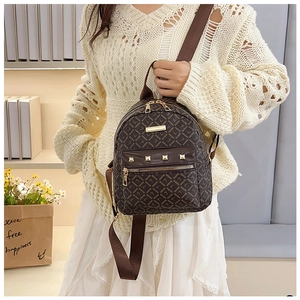 Détail d'un mini sac à dos marron foncé avec motif de losanges et rivets carrés dorés