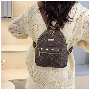 Vue arrière d'un mannequin portant un mini sac à dos marron avec rivets dorés