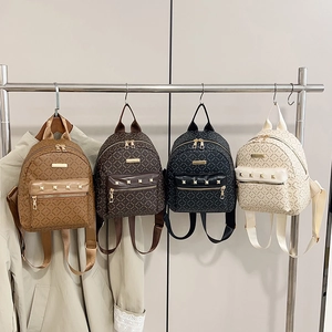 Mini sac à dos élégant en cuir PU avec motifs, clous et bretelles réglables
