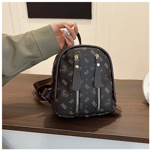 Détails de la texture en similicuir marron et imprimés ours sur ce sac à dos élégant