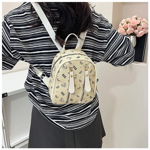 Mannequin portant un mini sac à dos blanc cassé avec imprimé ours et doubles zips avant